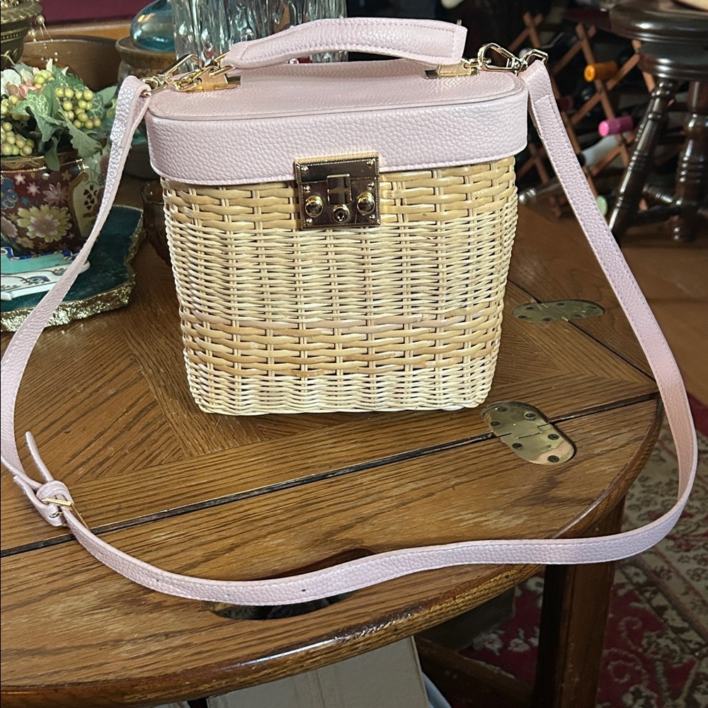 Tommy Bahama Wicker & Pink
Faux Leather Crossbody - Picture 4 of 15